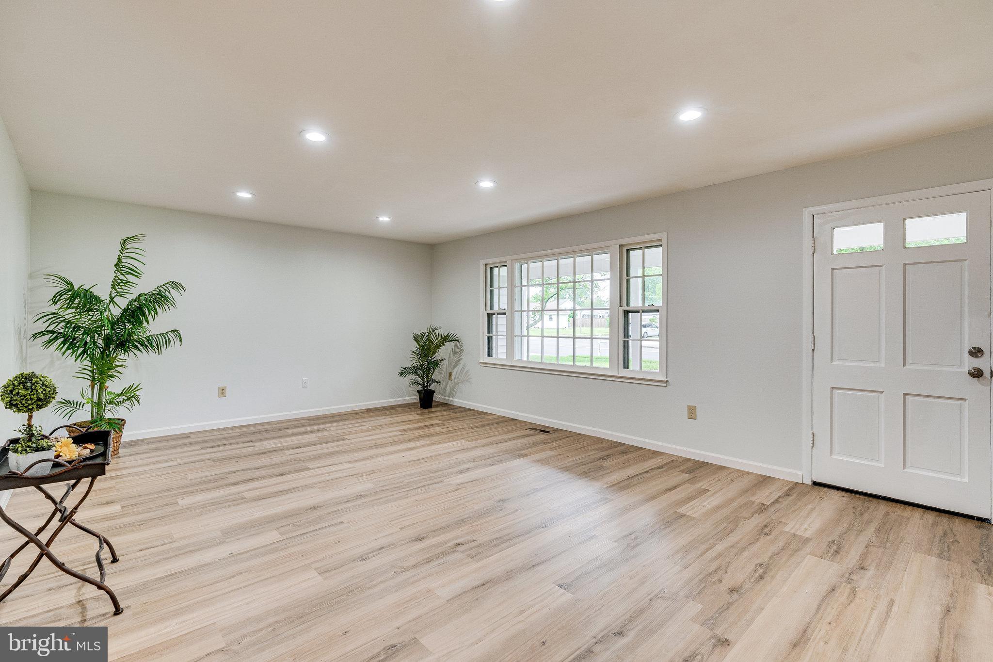 13129 Poplar Tree Road Fairfax, VA 22033 - Photo 4 of 33 Living Room