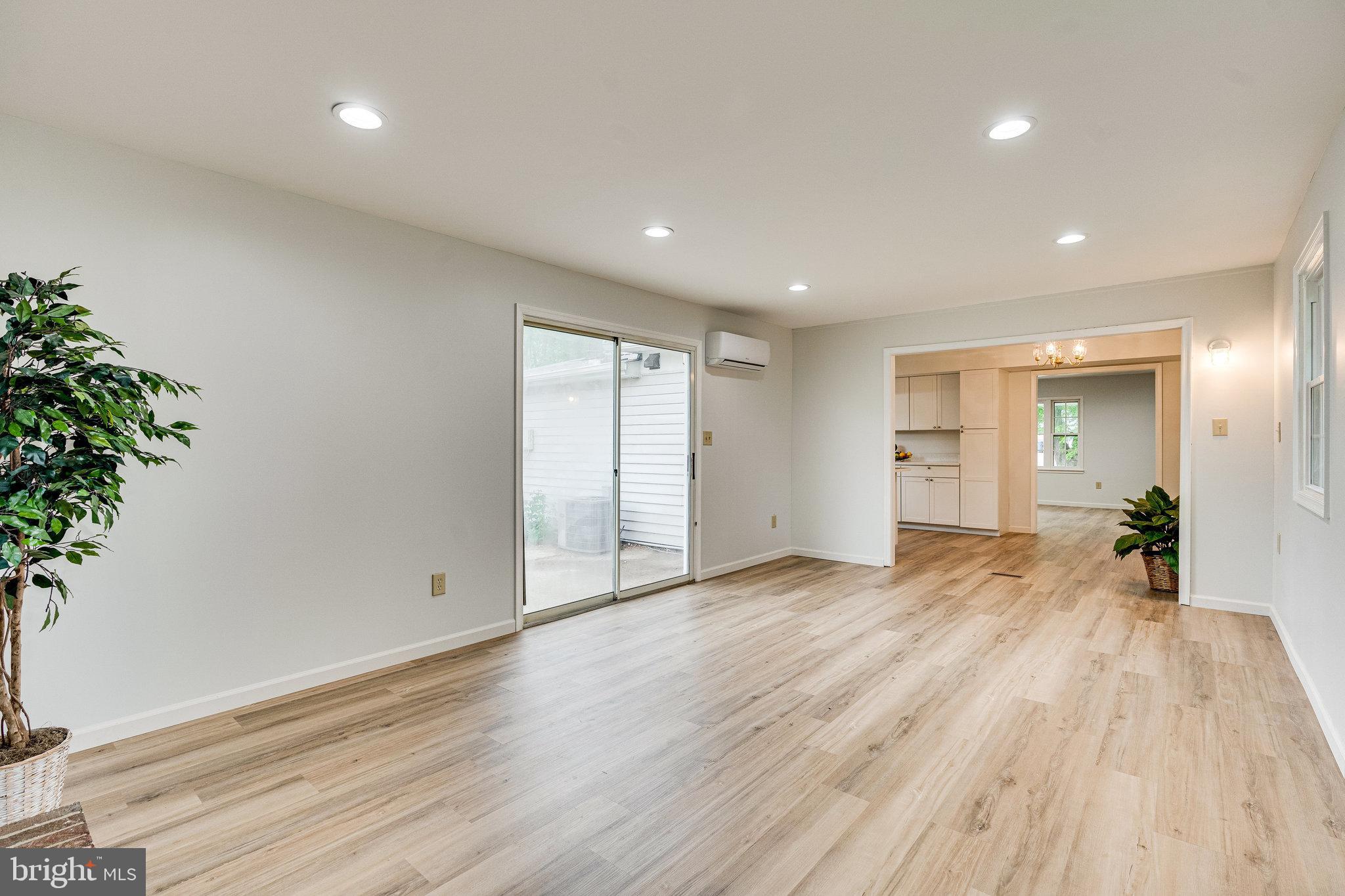 13129 Poplar Tree Road Fairfax, VA 22033 - Photo 5 of 33 Living Room/Dining Area