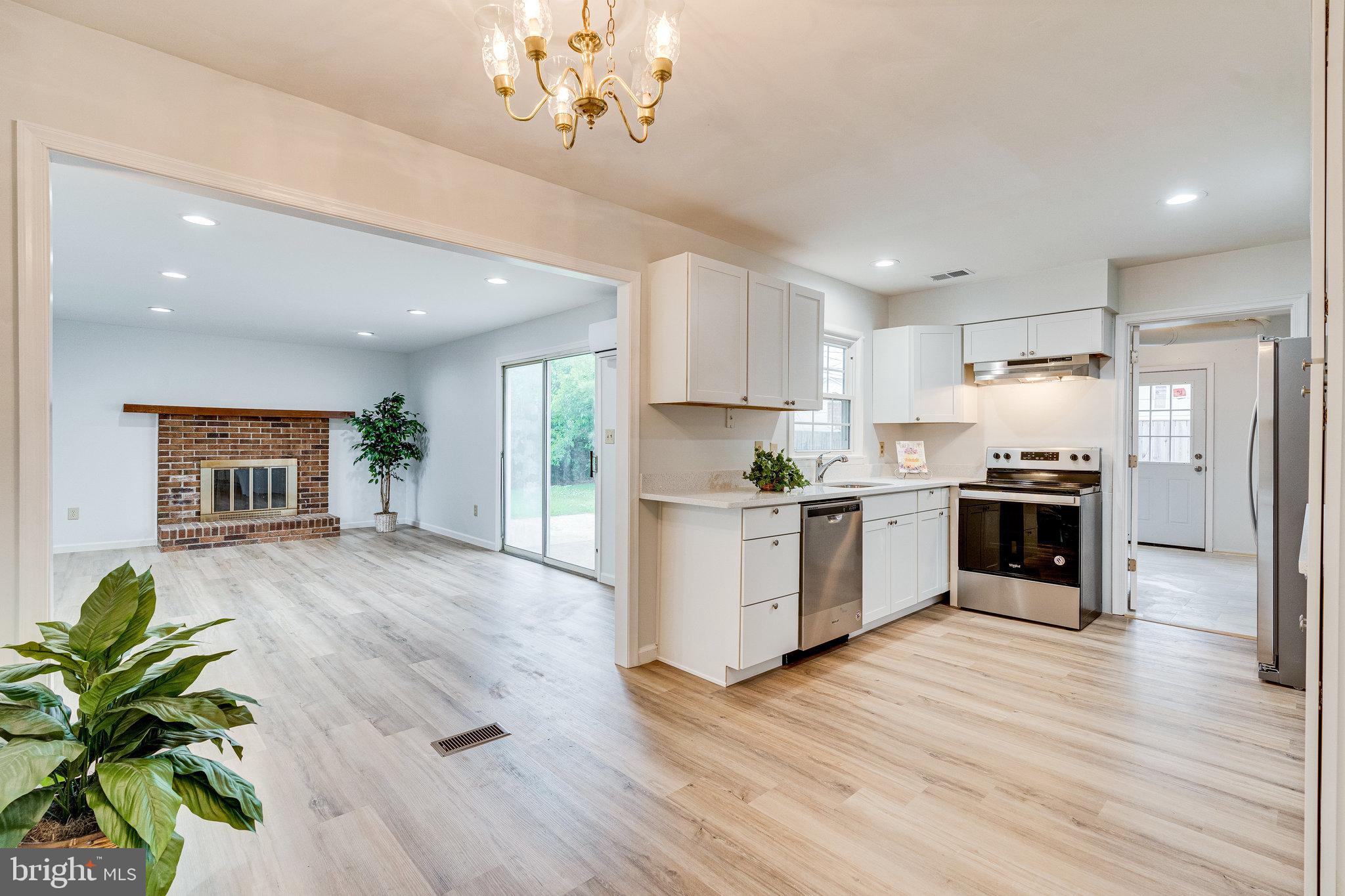 13129 Poplar Tree Road Fairfax, VA 22033 - Photo 8 of 33 Eat-in Kitchen