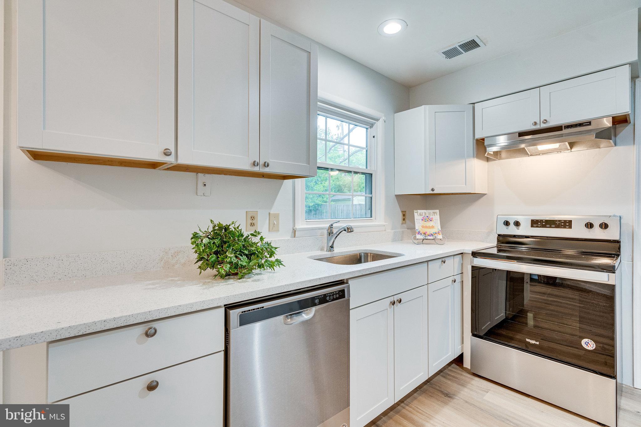 13129 Poplar Tree Road Fairfax, VA 22033 - Photo 9 of 33 Kitchen