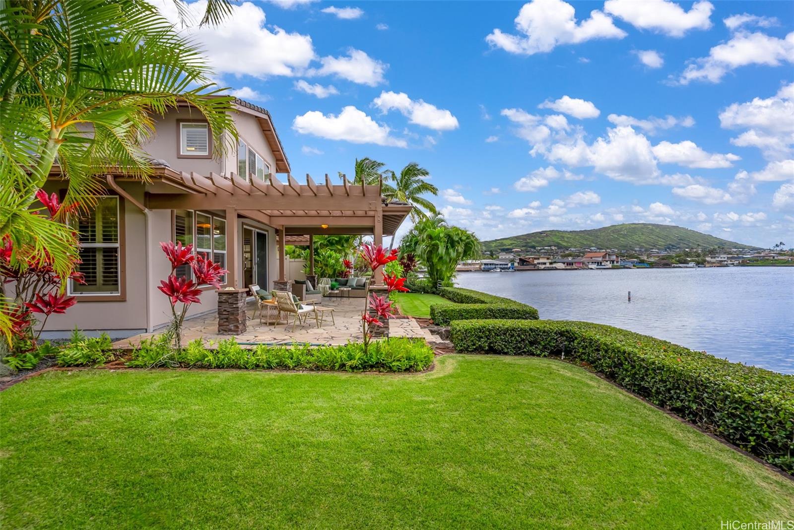 520 Lunalilo Home Road, Unit ER126 Honolulu, HI 96825 - Photo 4 of 25 a view of a house with a yard and a garden