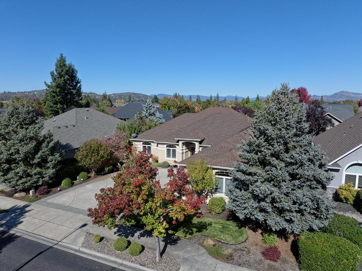 869 St Andrews Way Eagle Point, OR 97524 - Photo 41 of 46 DJI_20251007140257_0126_D copy