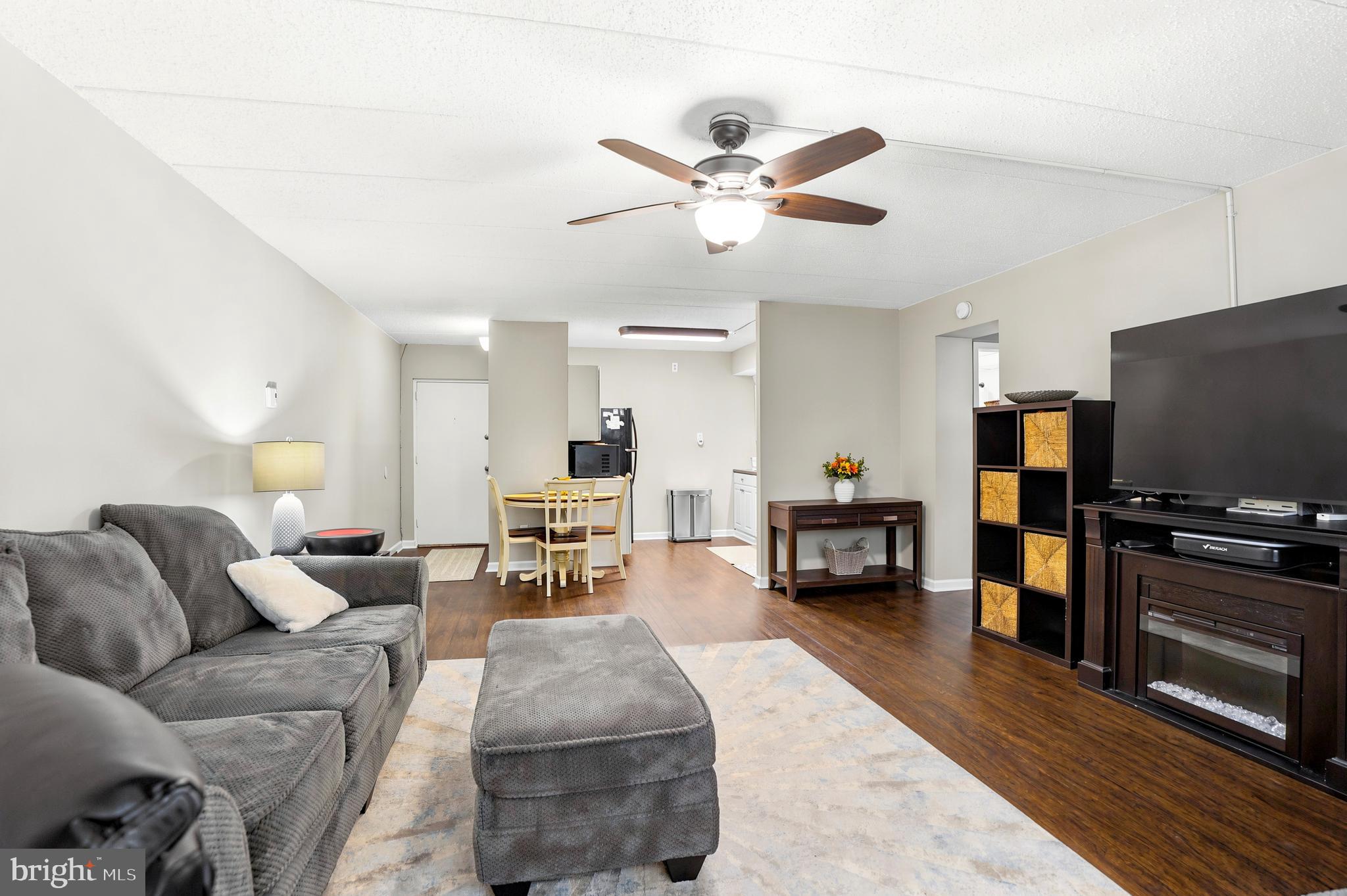 400 Glendale Road, Unit A22 Havertown, PA 19083 - Photo 5 of 17 Living room/dining area