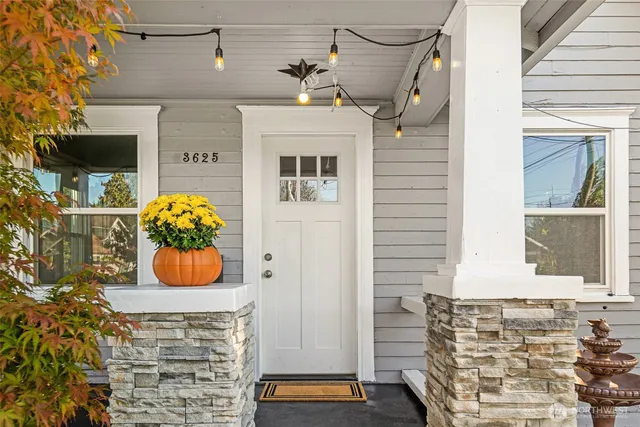 a view of entryway front of house