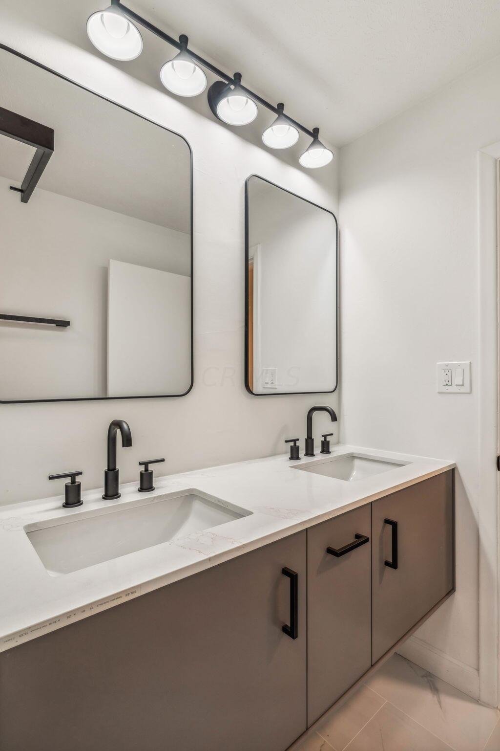 2191 Tupsfield Road Columbus, OH 43229 - Photo 10 of 20 UNWIND in this hallway bath/spa area!