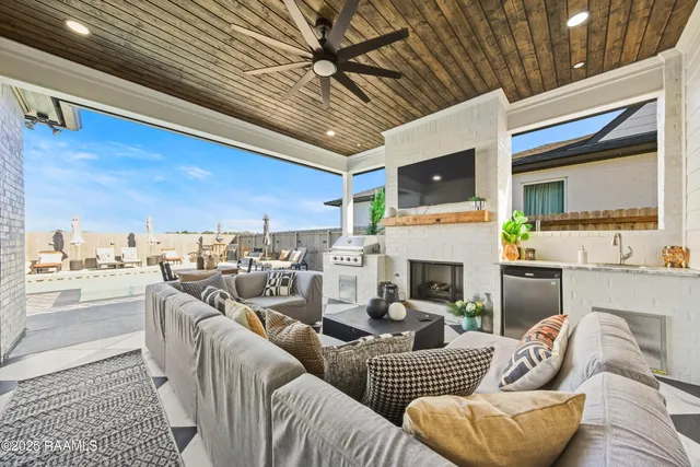 $569,000 | 300 Alexander Palm Avenue, Youngsville, LA 70592