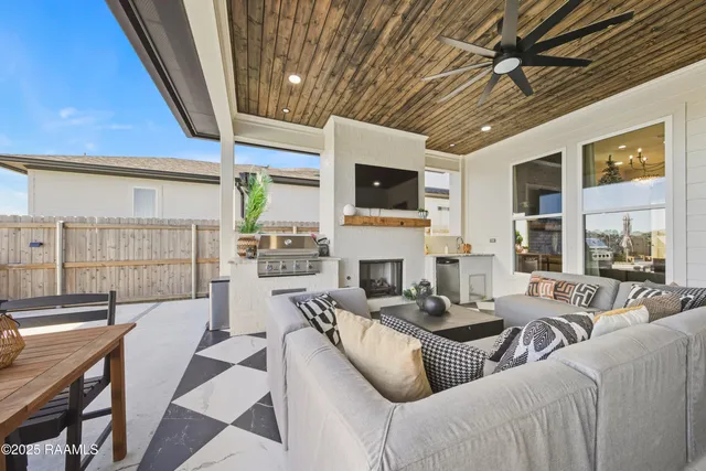 $569,000 | 300 Alexander Palm Avenue, Youngsville, LA 70592