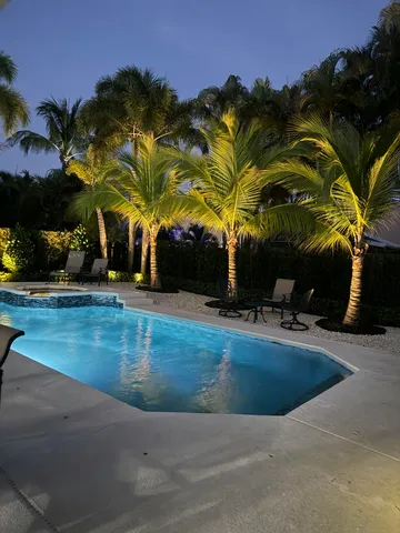 a view of a backyard