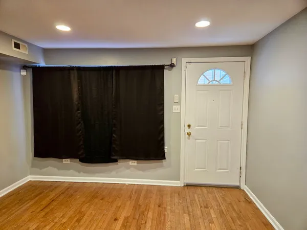 $1,850 | 7011 South East End Avenue, Unit A, Chicago, IL 60649