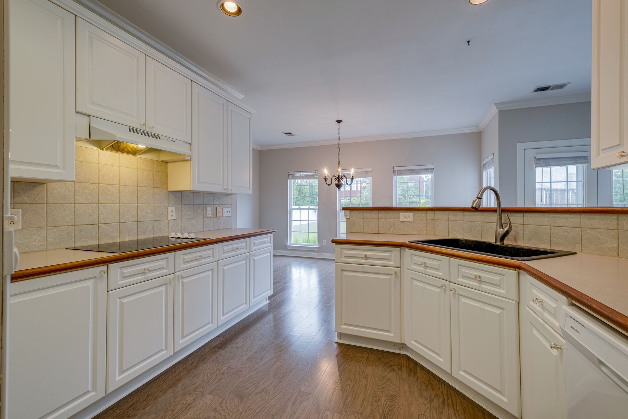 108 Berwick Place Franklin, TN 37064 - Photo 8 of 28 a large kitchen with a sink and cabinets