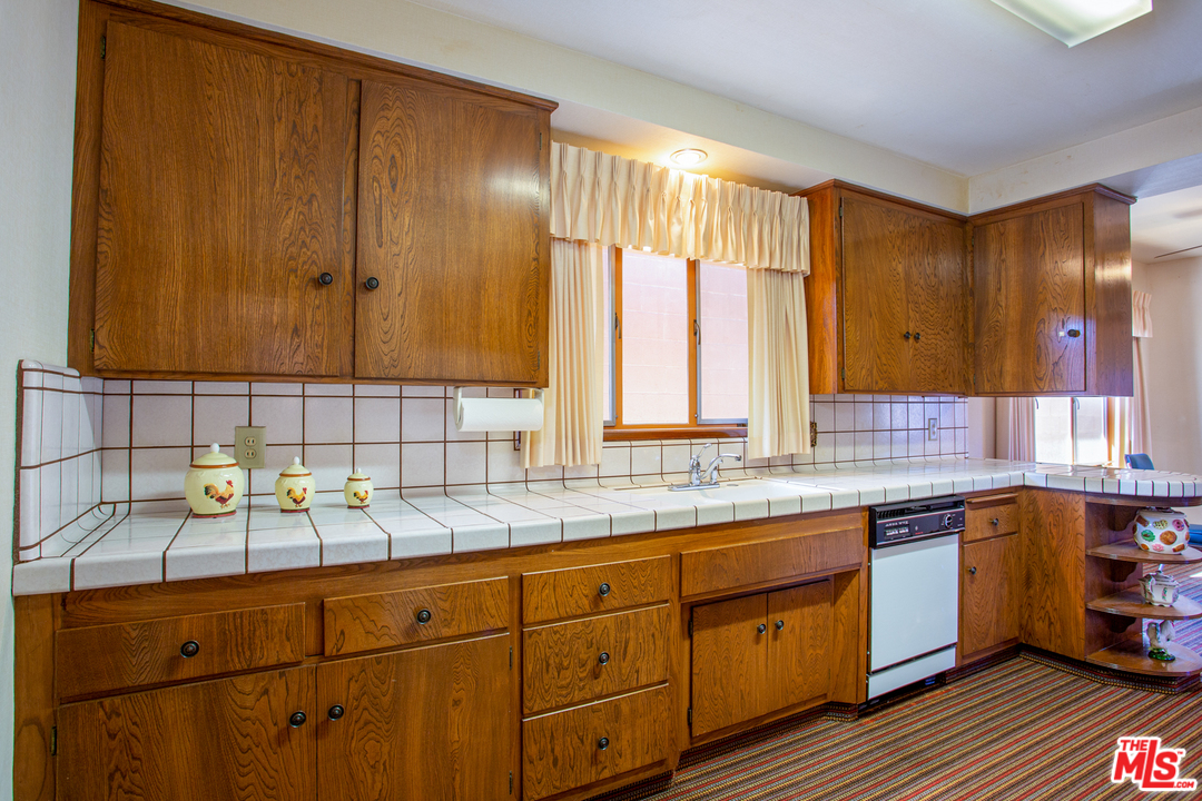 4245 Olympiad Drive View Park, CA 90043 - Photo 12 of 31