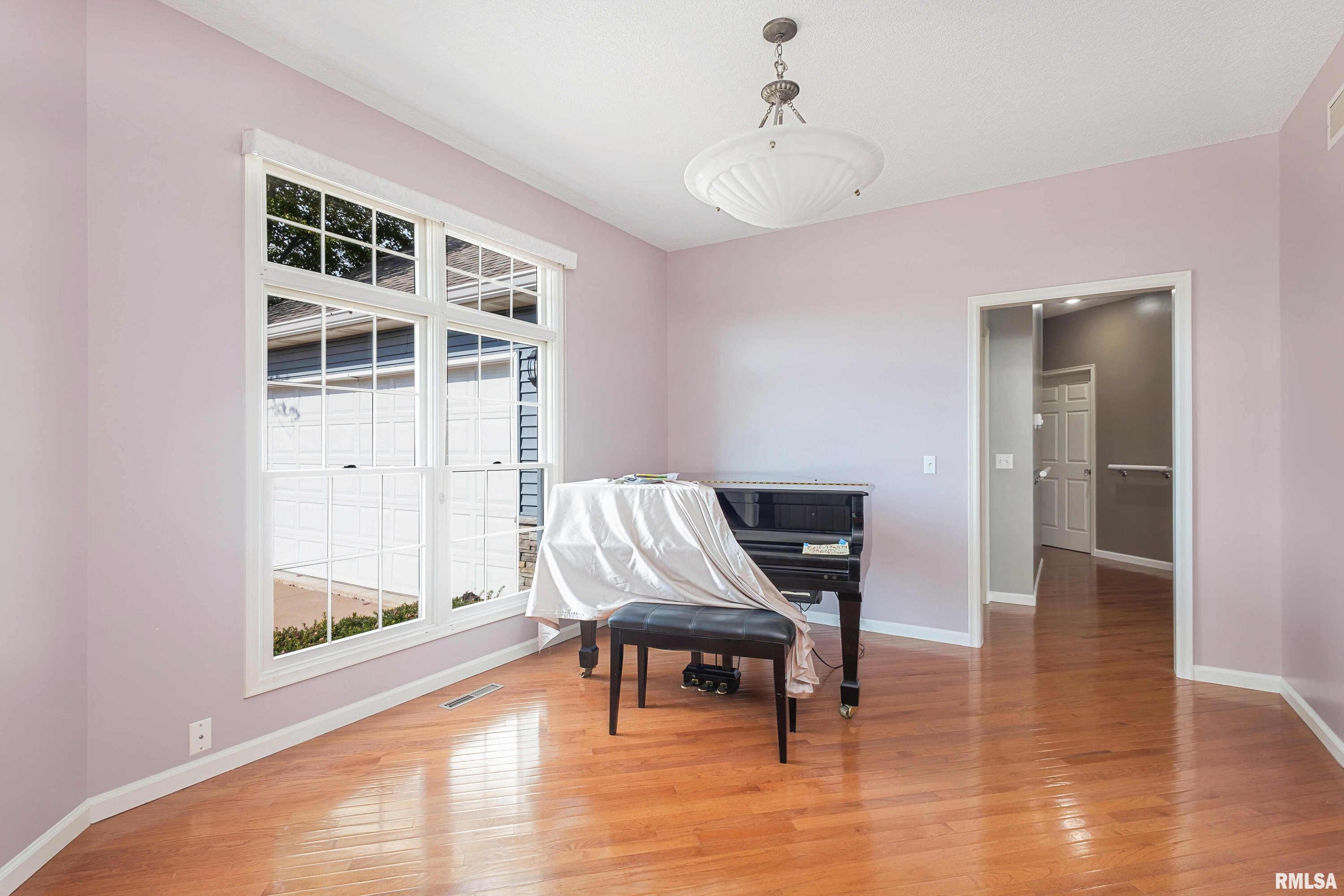 4409 Forest Road Davenport, IA 52807 - Photo 4 of 37 Gallery Image 4
