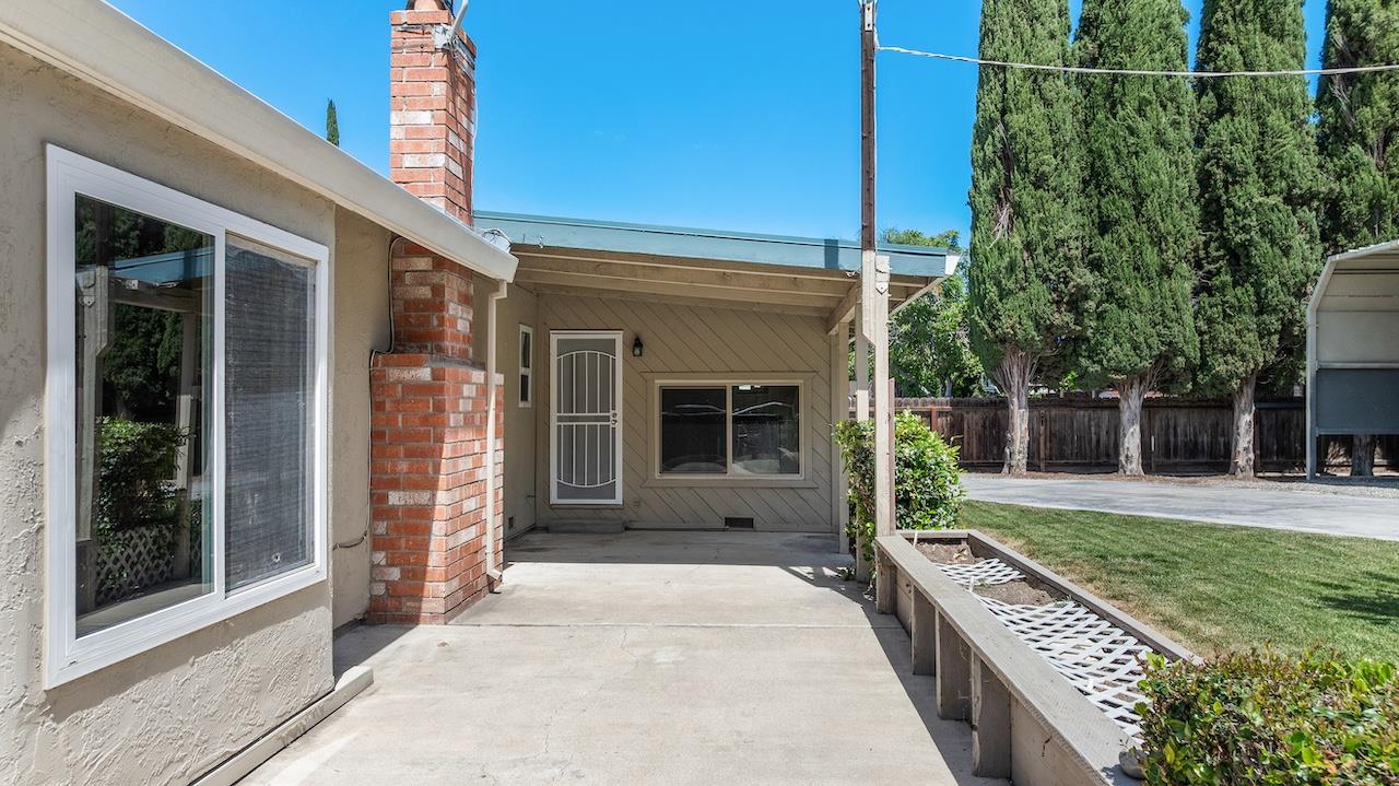 940 Constitution Way Tracy, CA 95376 - Photo 38 of 63 a front view of a house with garden