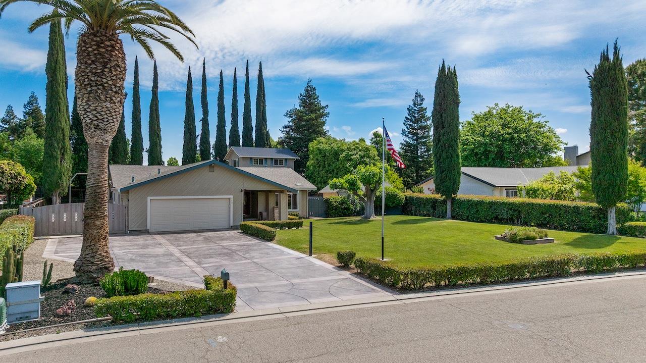940 Constitution Way Tracy, CA 95376 - Photo 4 of 63 a house with palm tree next to a yard