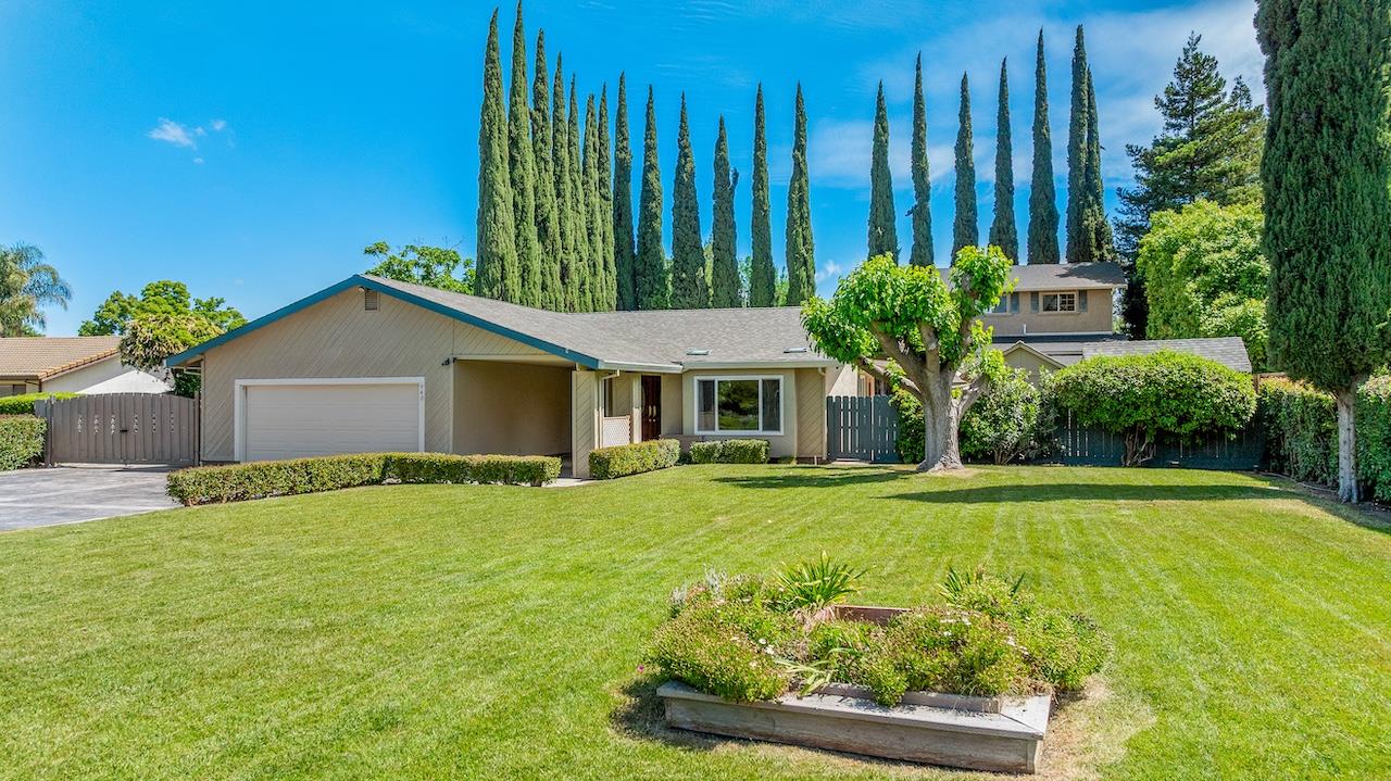940 Constitution Way Tracy, CA 95376 - Photo 6 of 63 a house view with swimming pool and garden