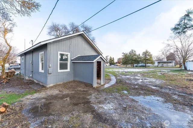 a view of a house with backyard