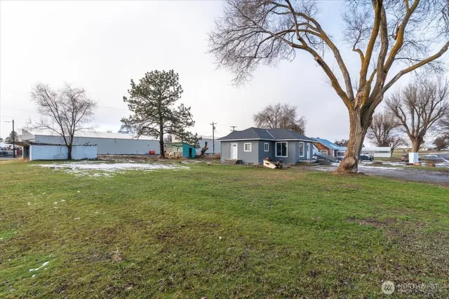 a view of a house with a yard