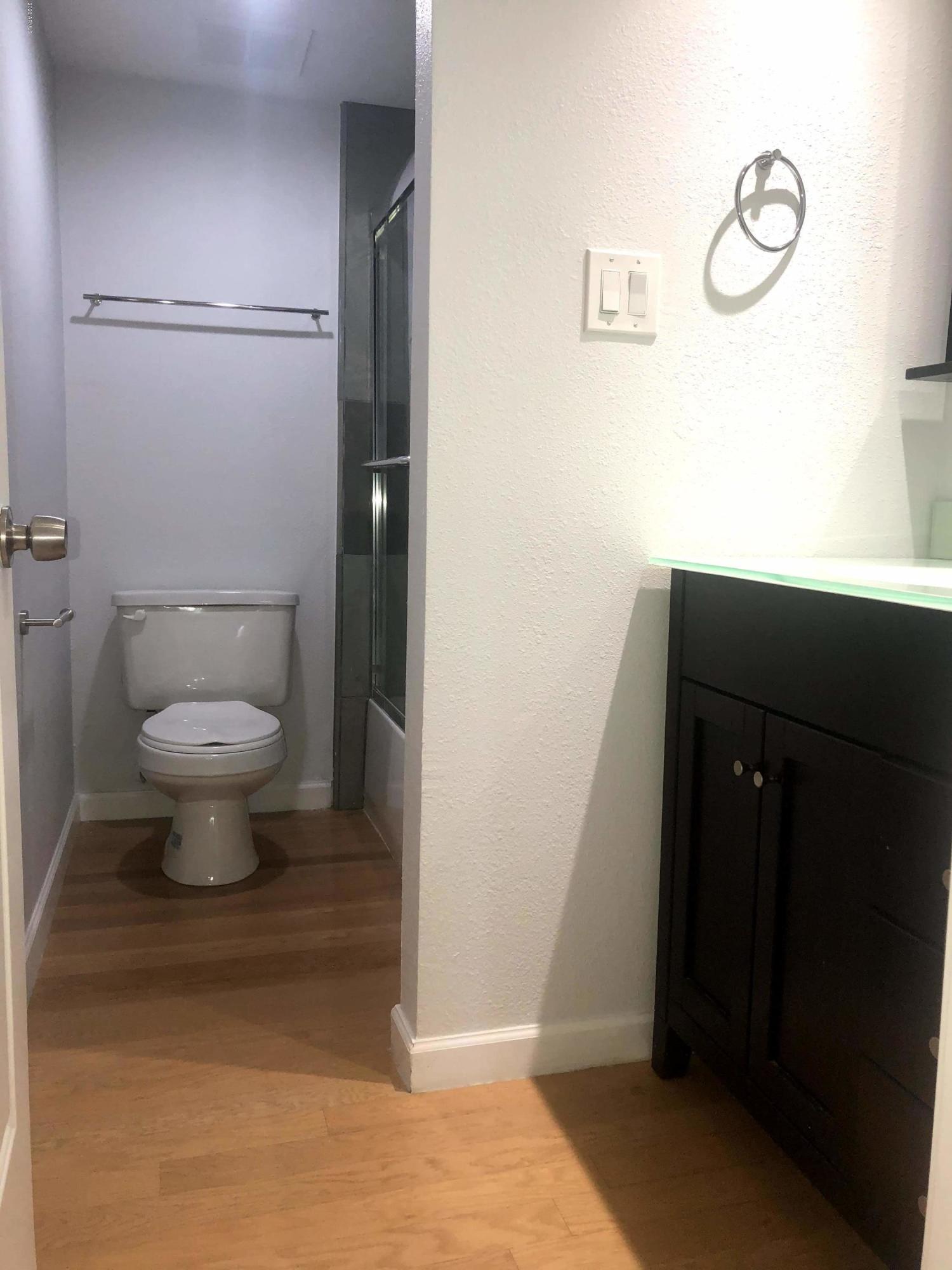 4410 North Longview Avenue, Unit 223 Phoenix, AZ 85014 - Photo 9 of 14 Full Hall Bathroom