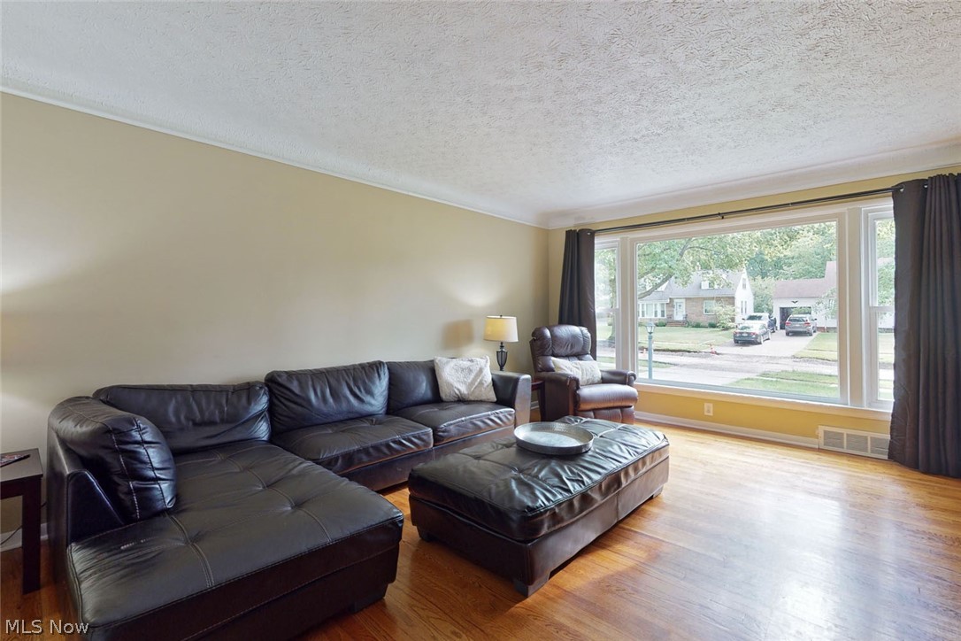 1340 Haverston Road Cleveland, OH 44124 - Photo 4 of 24