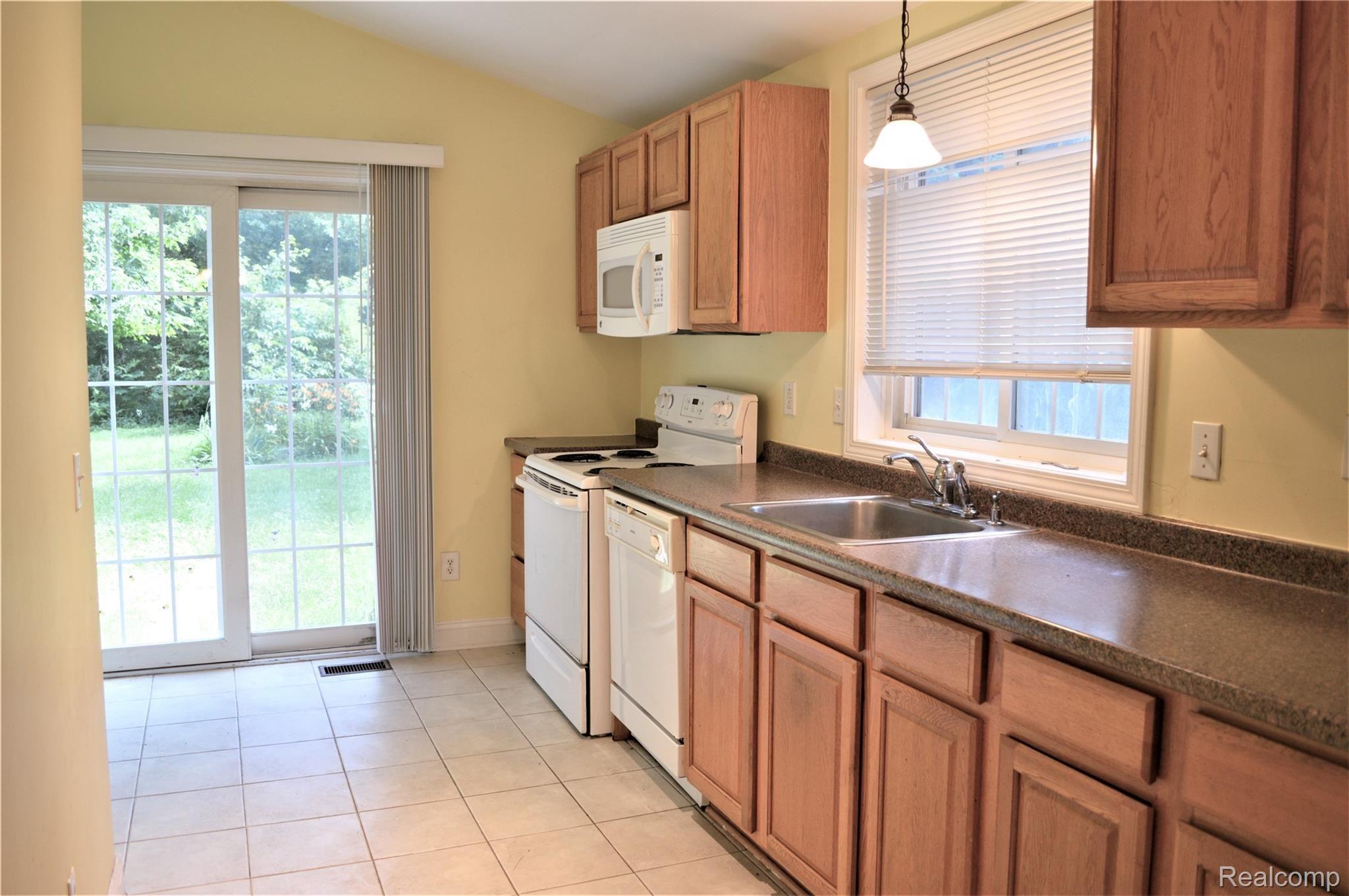 801 West Commerce Road Commerce Township, MI 48382 - Photo 2 of 22 DSC_0001.JPG