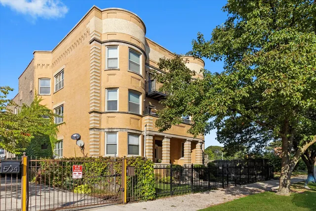 $335,000 | 512 East Oakwood Boulevard, Unit 2, Chicago, IL 60653