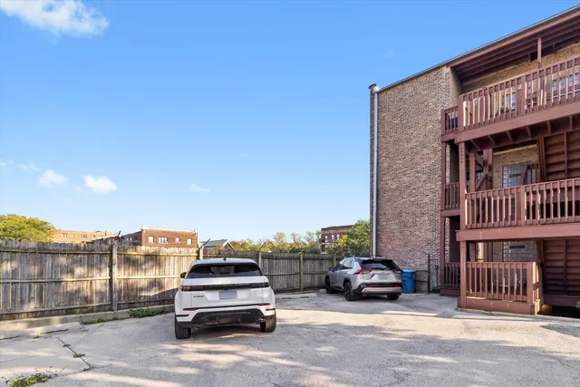 $335,000 | 512 East Oakwood Boulevard, Unit 2, Chicago, IL 60653