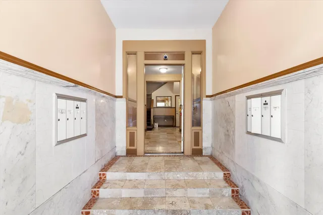 $335,000 | 512 East Oakwood Boulevard, Unit 2, Chicago, IL 60653