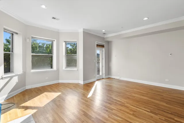 $335,000 | 512 East Oakwood Boulevard, Unit 2, Chicago, IL 60653