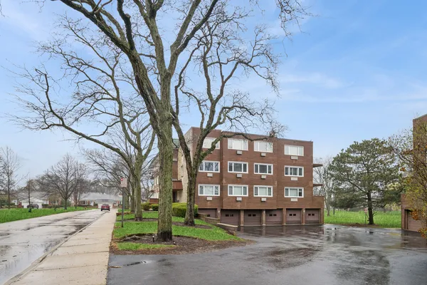$299,900 | 2700 Bel Aire Drive, Unit 303, Arlington Heights, IL 60004