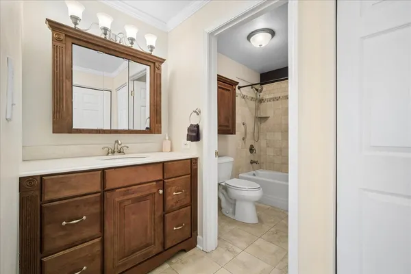 $299,900 | 2700 Bel Aire Drive, Unit 303, Arlington Heights, IL 60004
