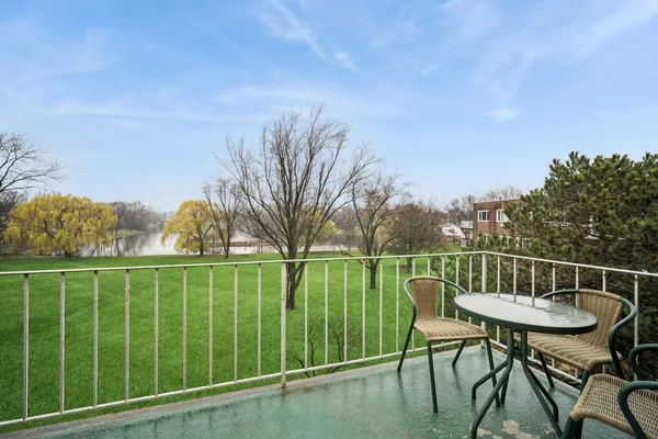 $299,900 | 2700 Bel Aire Drive, Unit 303, Arlington Heights, IL 60004