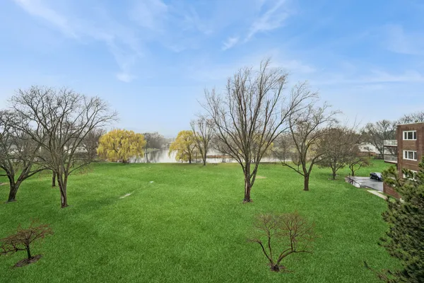 $299,900 | 2700 Bel Aire Drive, Unit 303, Arlington Heights, IL 60004