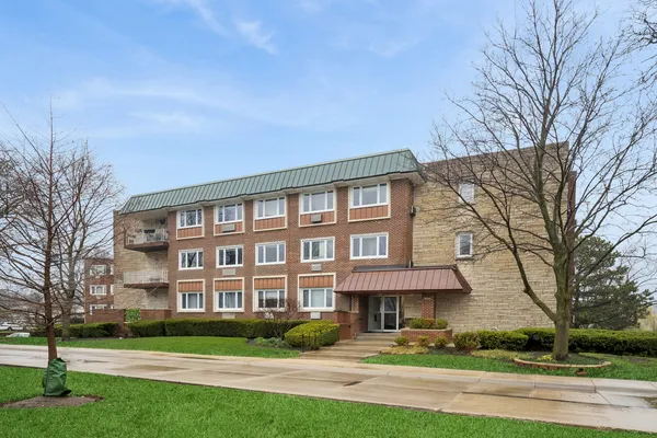 $299,900 | 2700 Bel Aire Drive, Unit 303, Arlington Heights, IL 60004