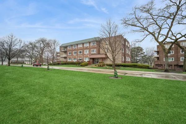 $299,900 | 2700 Bel Aire Drive, Unit 303, Arlington Heights, IL 60004