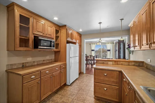 $299,900 | 2700 Bel Aire Drive, Unit 303, Arlington Heights, IL 60004