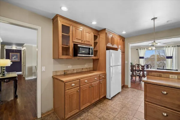 $299,900 | 2700 Bel Aire Drive, Unit 303, Arlington Heights, IL 60004