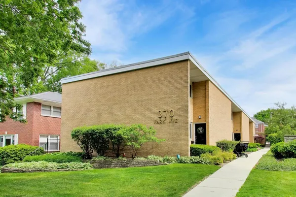 $3,250 | 370 Park Avenue, Unit E, Highland Park, IL 60035