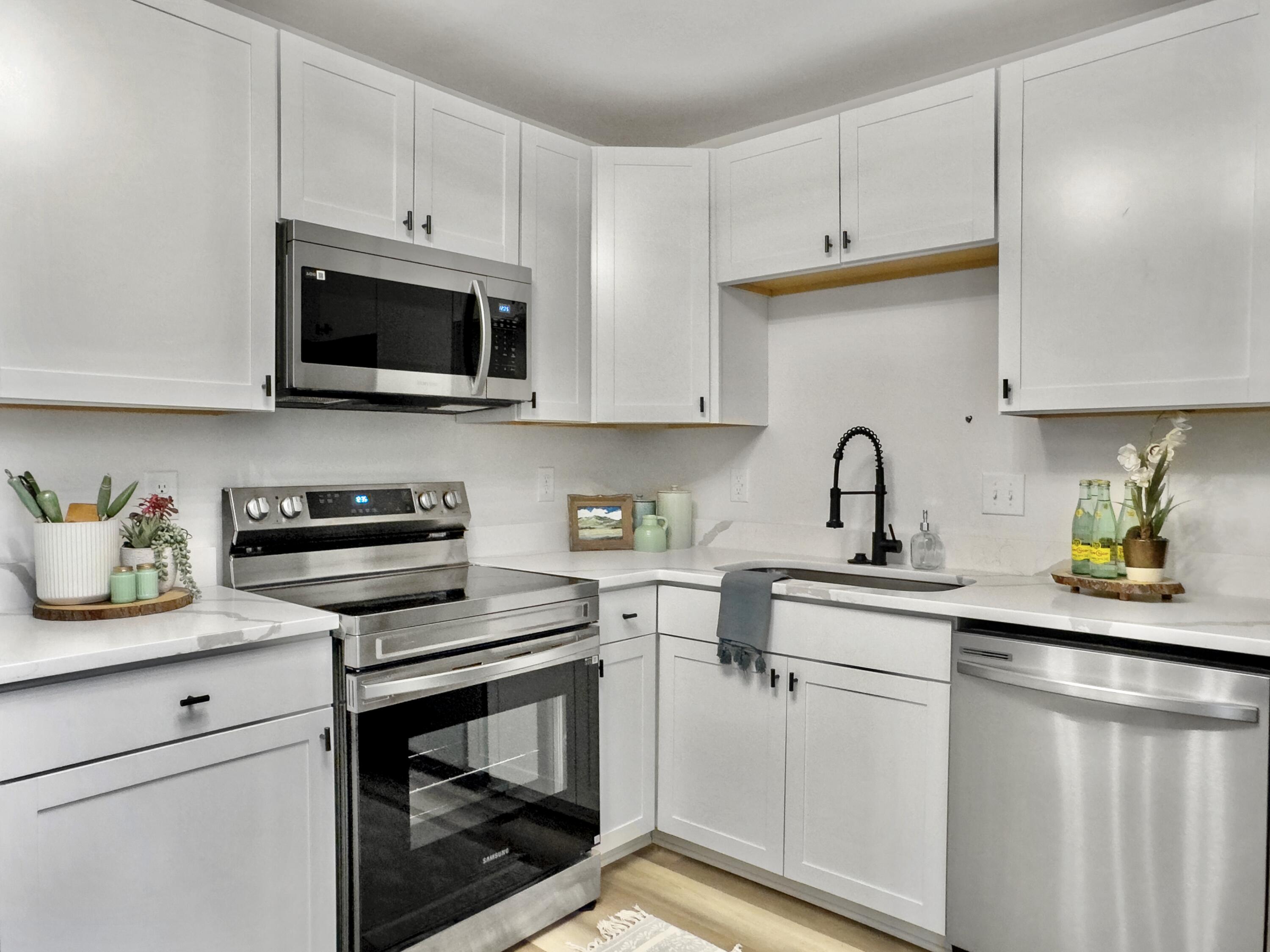 306 Crestview Drive, Unit B Summerville, SC 29485 - Photo 14 of 24 kitchen