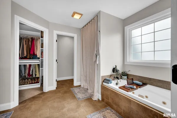 $600,000 | 17 Fountaindale, Washington, IL 61571