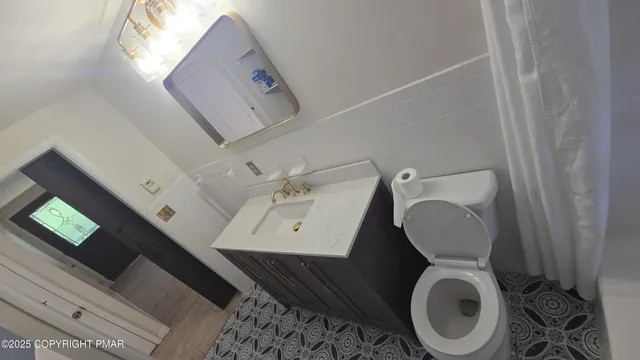 a view of entryway with window