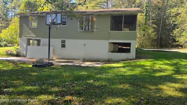 a view of yard with green space