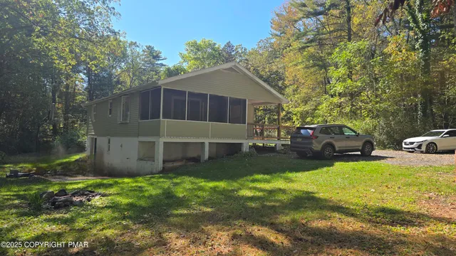 a view of a house with backyard and trees