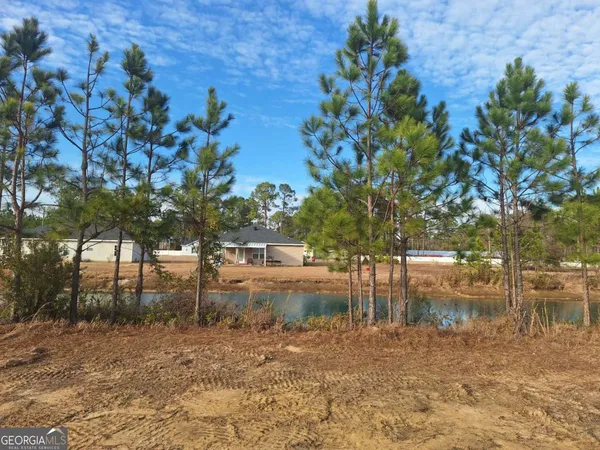 a view of a house with backyard