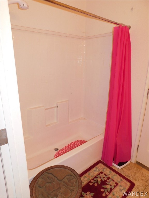 4810 Eloy Road Golden Valley, AZ 86413 - Photo 26 of 35 a bathroom with a tub and shower curtain