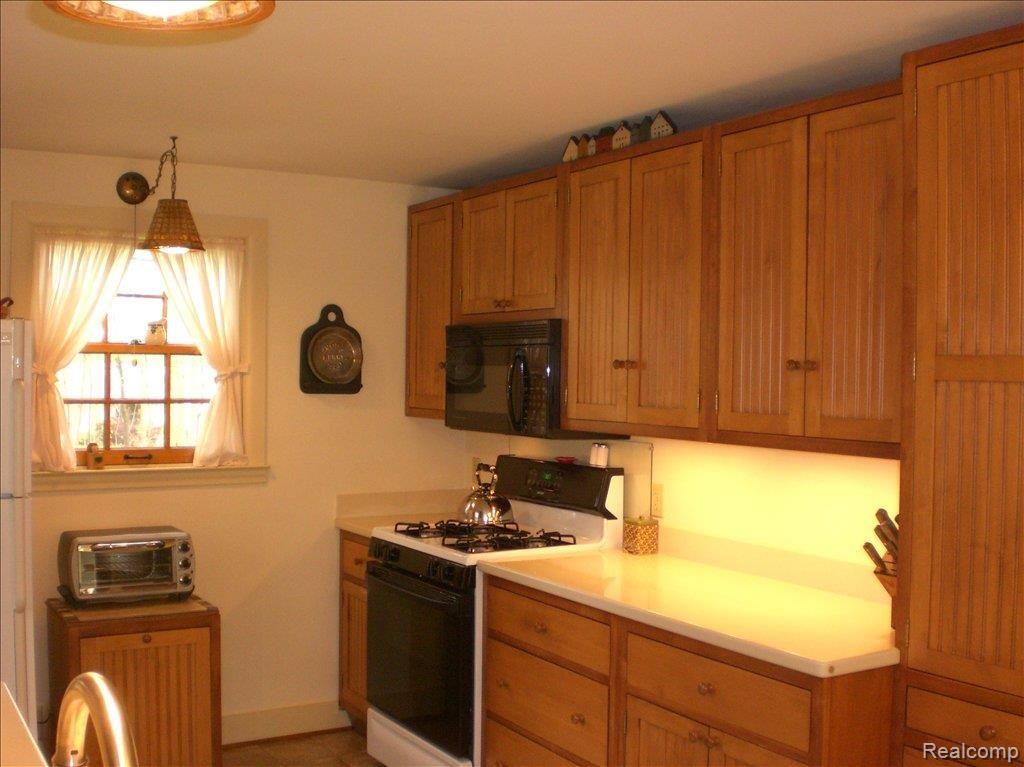 3140 Seymour Lake Road Oxford, MI 48371 - Photo 14 of 25 Quality Olde World Style!