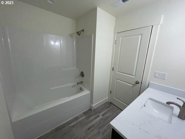 665 Walnut Street Lebanon, OR 97355 - Photo 20 of 29 Bathroom
