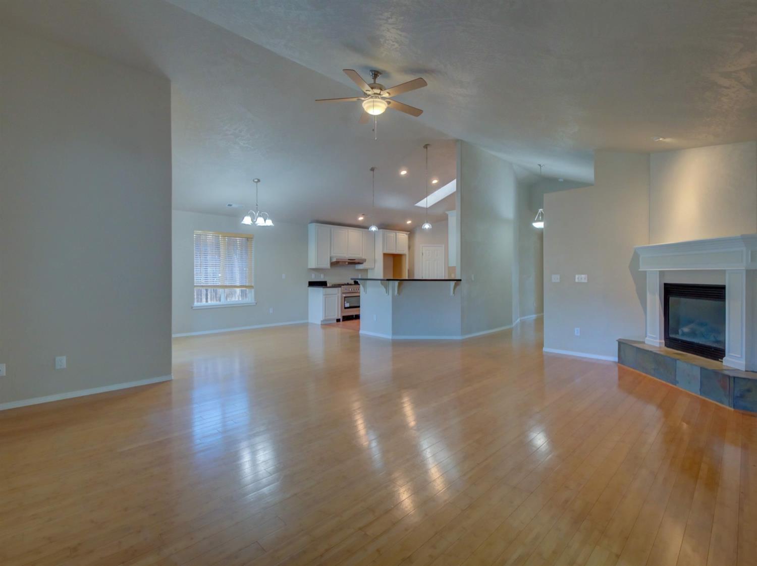 1535 Ridge Way Medford, OR 97504 - Photo 4 of 23 Another view of the living room.