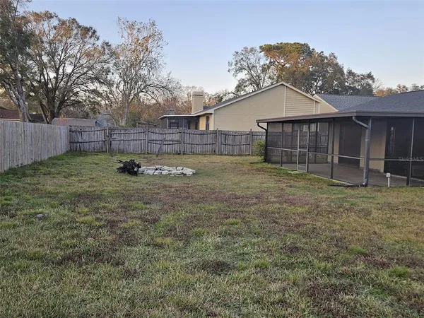 a view of a backyard