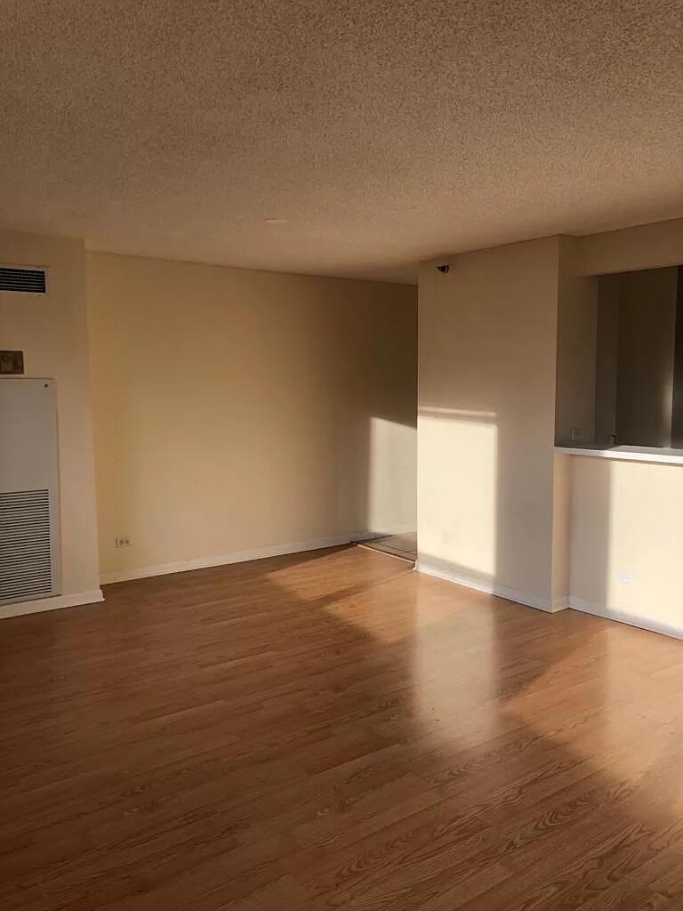 440 North Wabash Avenue, Unit 3703 Chicago, IL 60611 - Photo 17 of 27 a view of an empty room and window