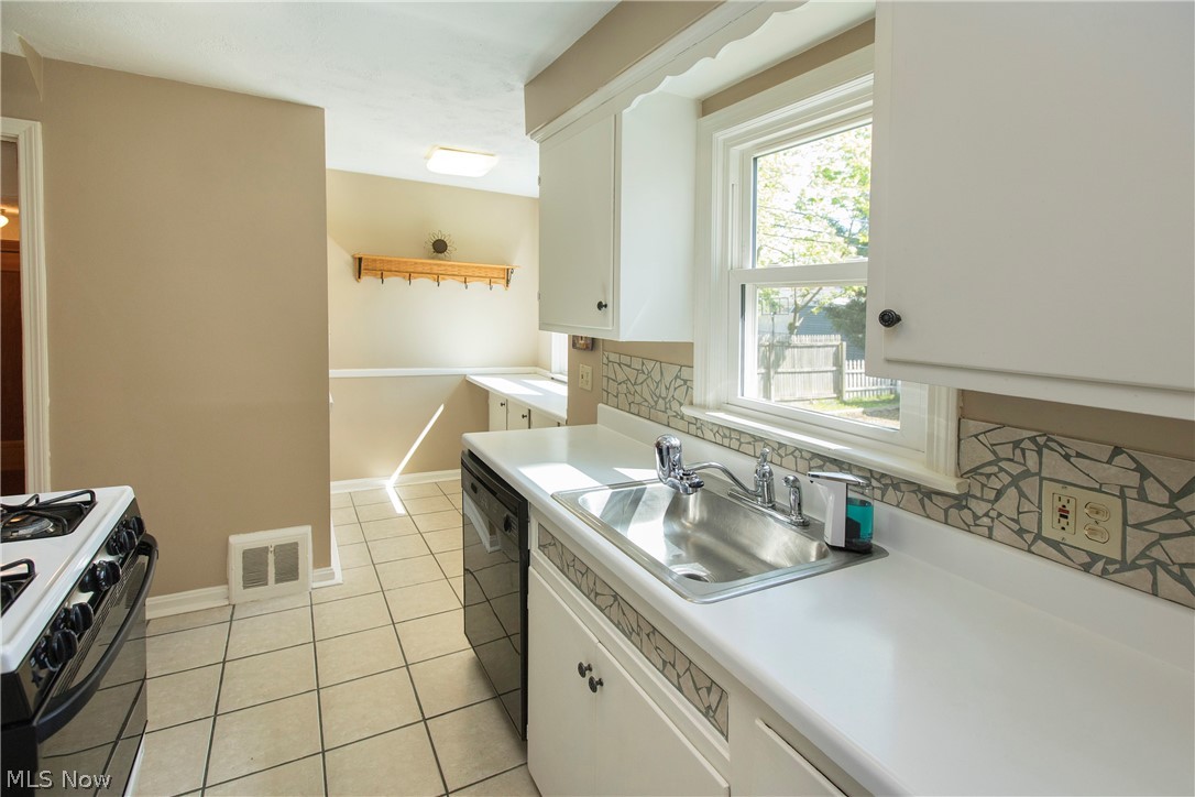 1295 Clearview Road Cleveland, OH 44124 - Photo 3 of 31